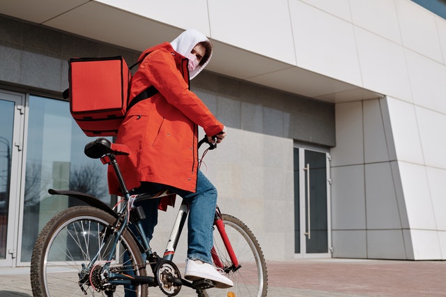 Een fietskoerier in Enschede
