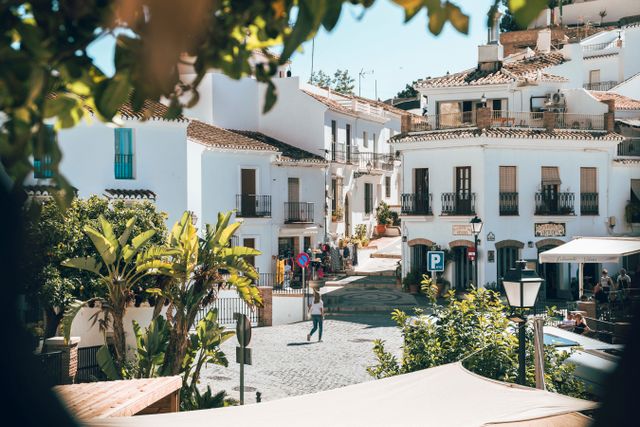 Zonnige dag in Frigiliana, Spanje met zijn iconische witgekalkte architectuur en levendige groen.